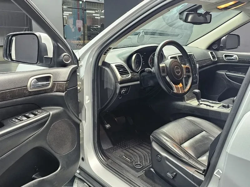 Jeep Cherokee 3.0 Diesel Overland Wk2, снимка 11 - Автомобили и джипове - 53943384