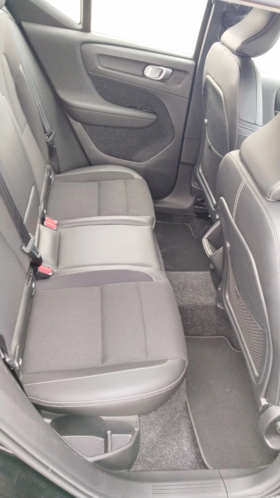 Volvo XC40 2.0D 150 к.с. D3 Business Plus - изображение 6