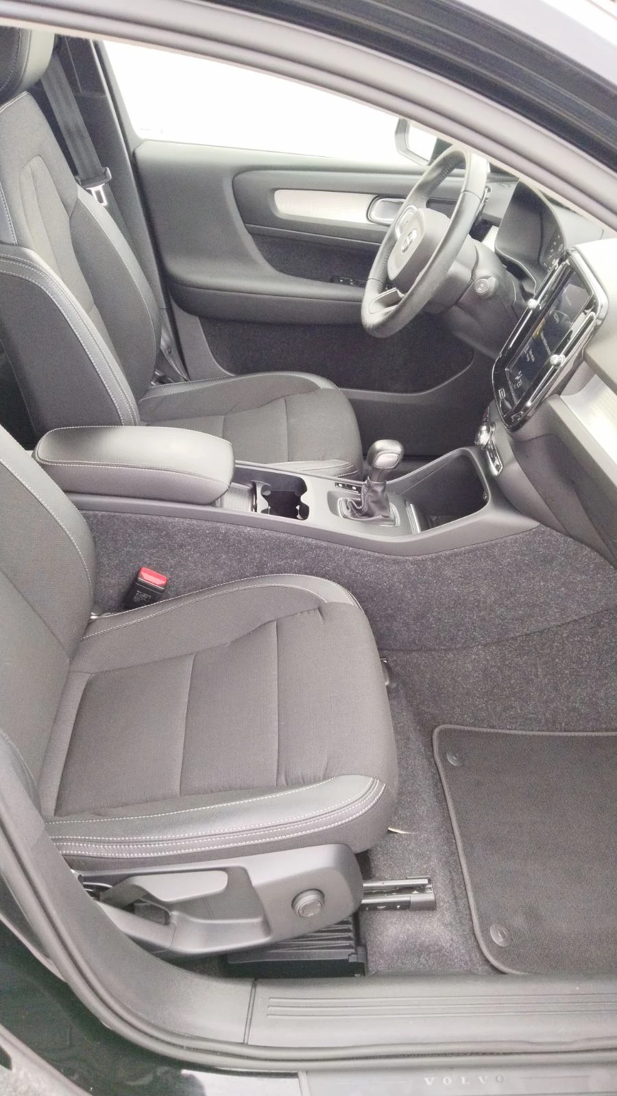 Volvo XC40 2.0D 150 к.с. D3 Business Plus - изображение 9