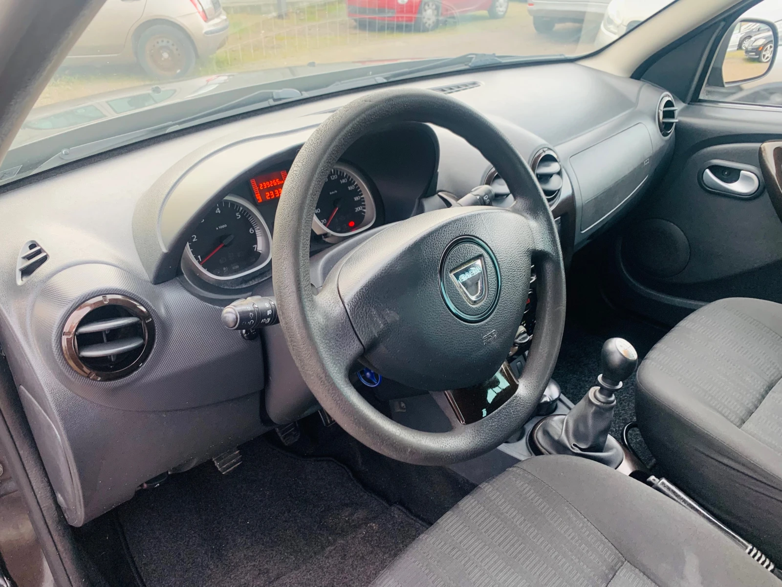 Dacia Duster 1.5dci, снимка 10 - Автомобили и джипове - 54083175