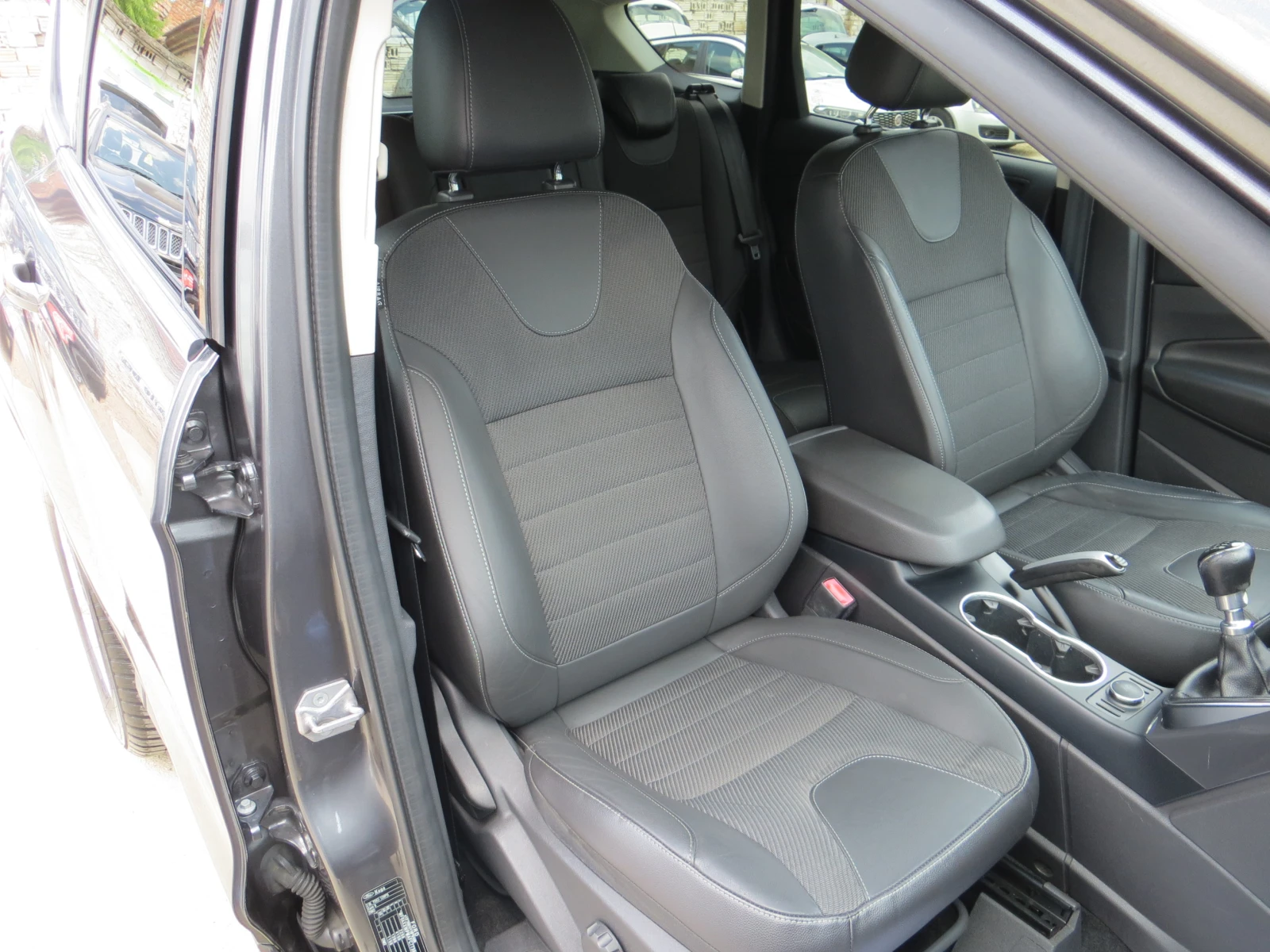 Ford Kuga 2.0TDCI-Titanium-Камера-Сервизна история!!, снимка 15 - Автомобили и джипове - 55592849