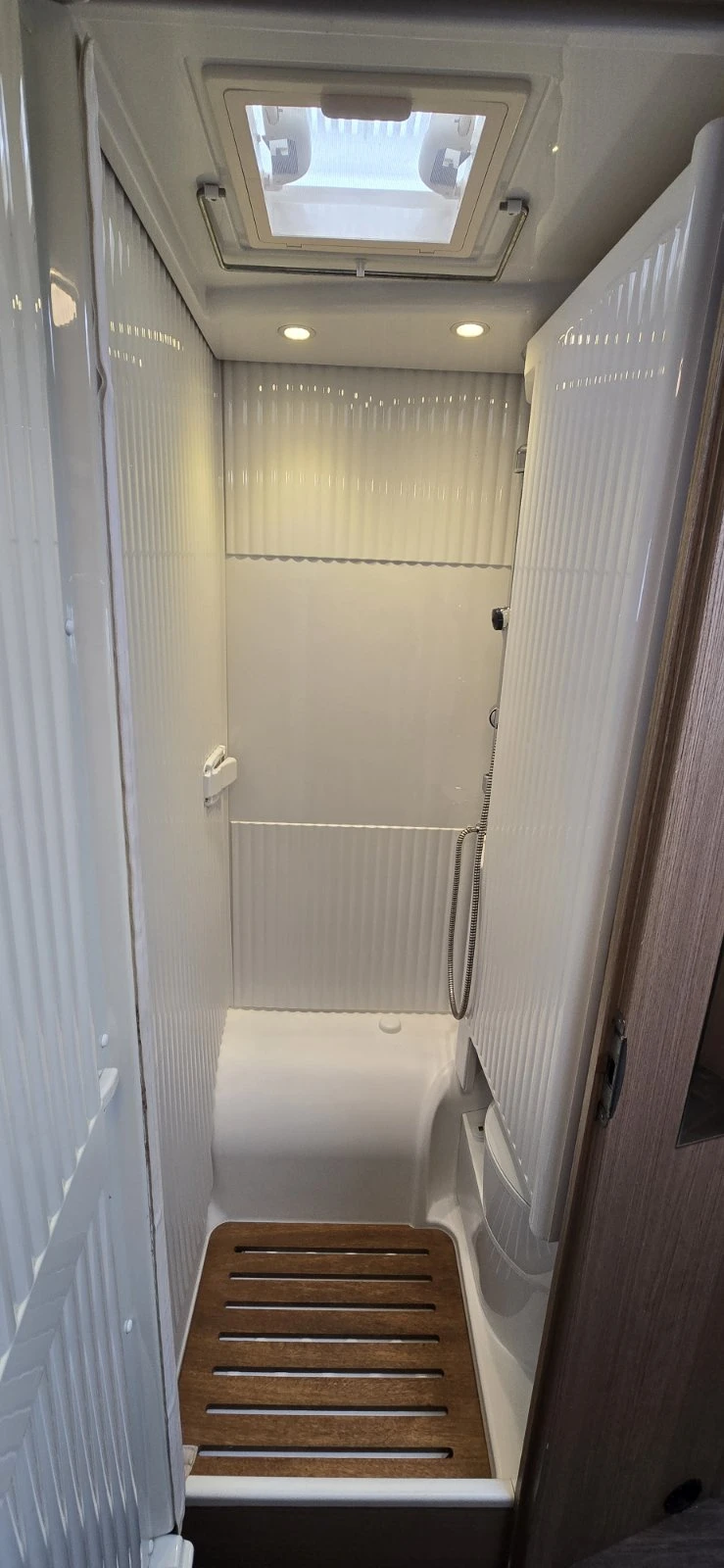 Кемпер Carado A461, снимка 12 - Каравани и кемпери - 52638889