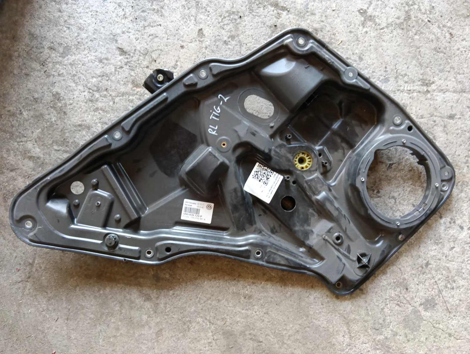 стъклоповдигач заден ляв 5N0839729P 5N0839461A VW Tiguan