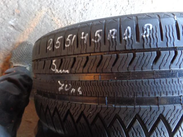 Гуми Зимни 255/45R18, снимка 1 - Гуми и джанти - 19290969