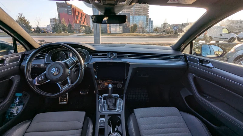 VW Passat, снимка 12 - Автомобили и джипове - 49048334