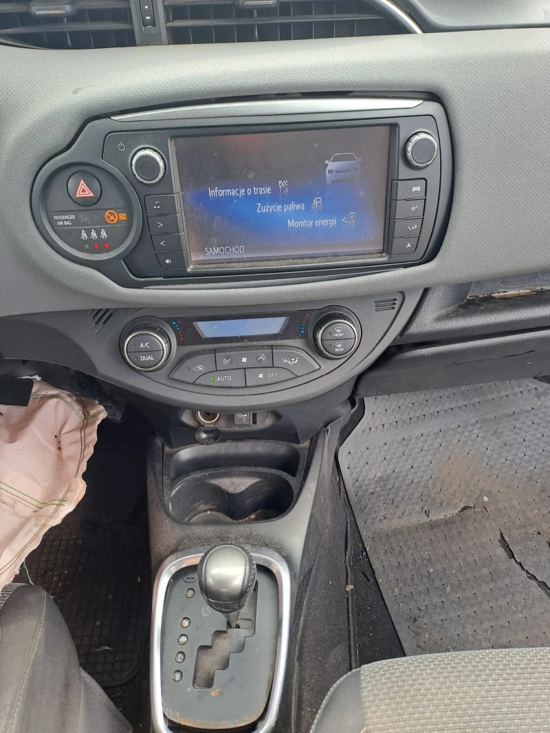 Toyota Yaris 1.5vvt-i HYBRID, снимка 7 - Автомобили и джипове - 50127820