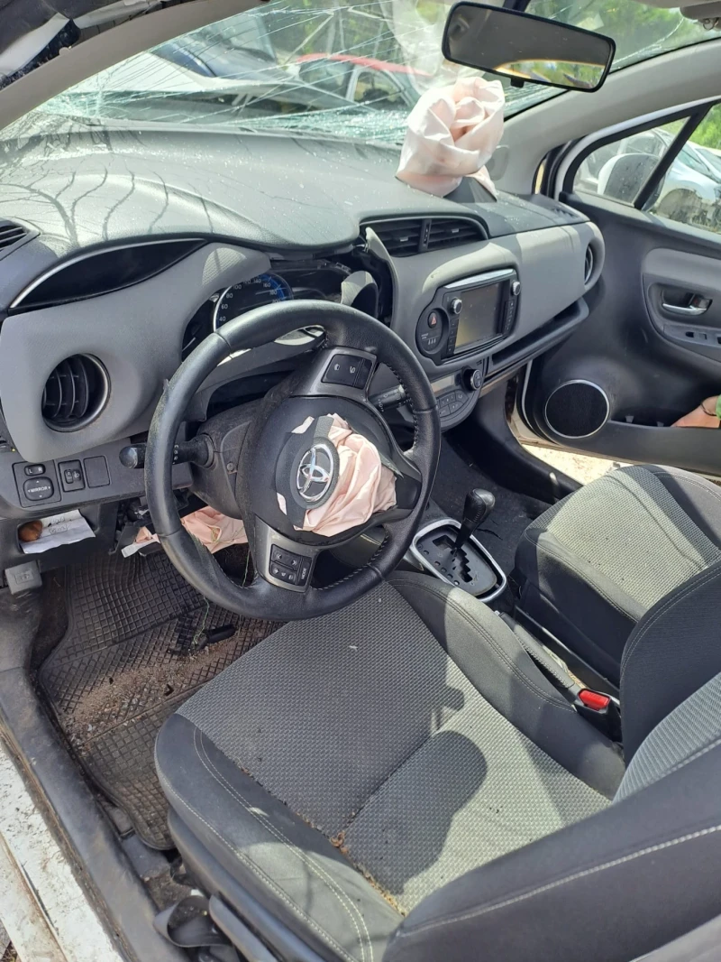 Toyota Yaris 1.5vvt-i HYBRID, снимка 6 - Автомобили и джипове - 50127820