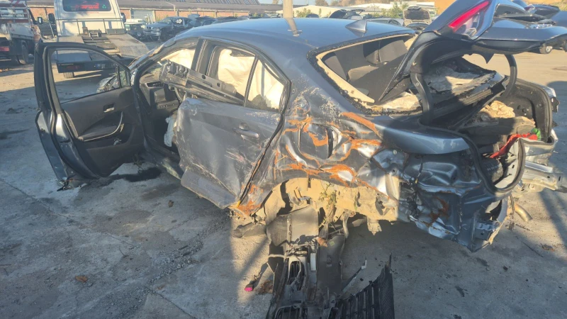 Toyota Corolla 1.6 AUTO, снимка 4 - Автомобили и джипове - 52371863