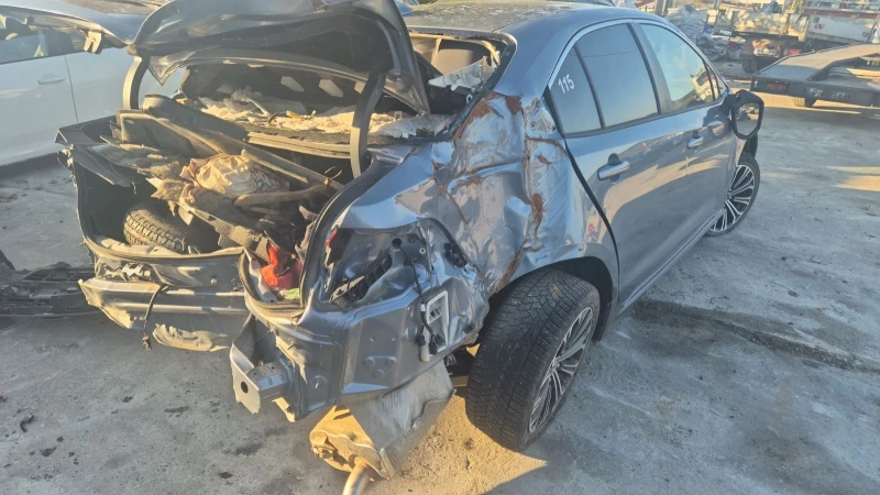 Toyota Corolla 1.6 AUTO, снимка 3 - Автомобили и джипове - 52371863