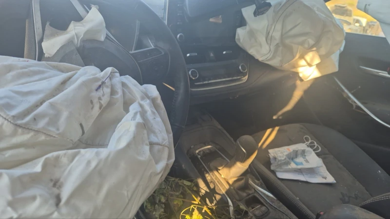 Toyota Corolla 1.6 AUTO, снимка 5 - Автомобили и джипове - 52371863