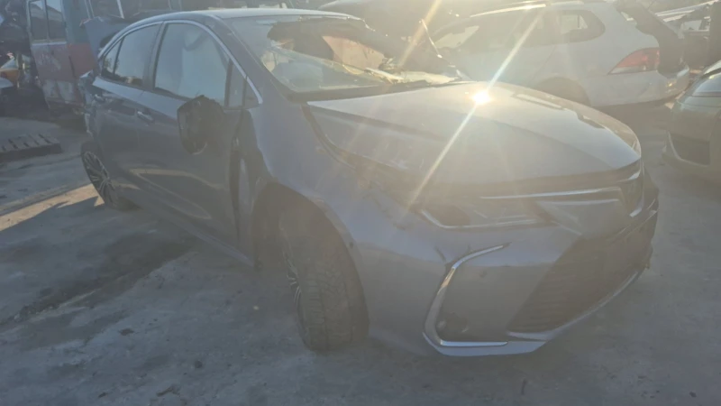 Toyota Corolla 1.6 AUTO, снимка 2 - Автомобили и джипове - 52371863