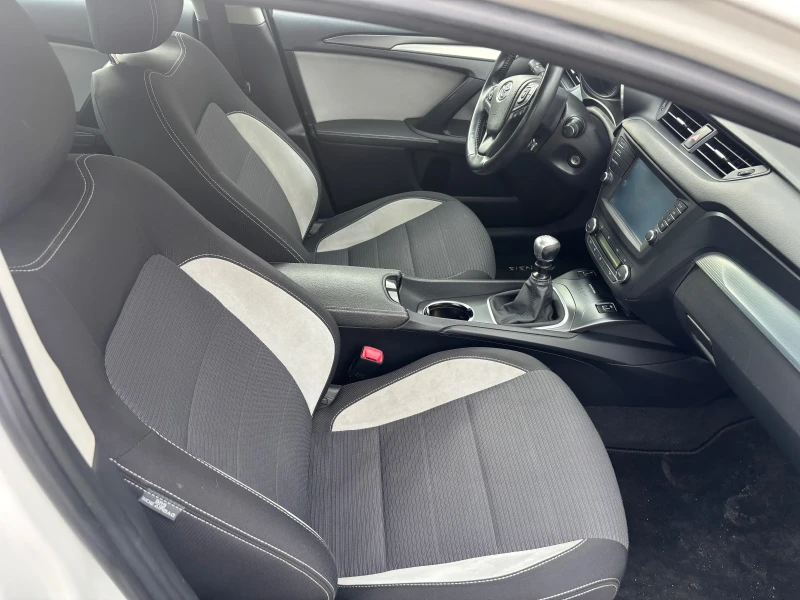 Toyota Avensis 2000 D 143кс. , снимка 11 - Автомобили и джипове - 53459073