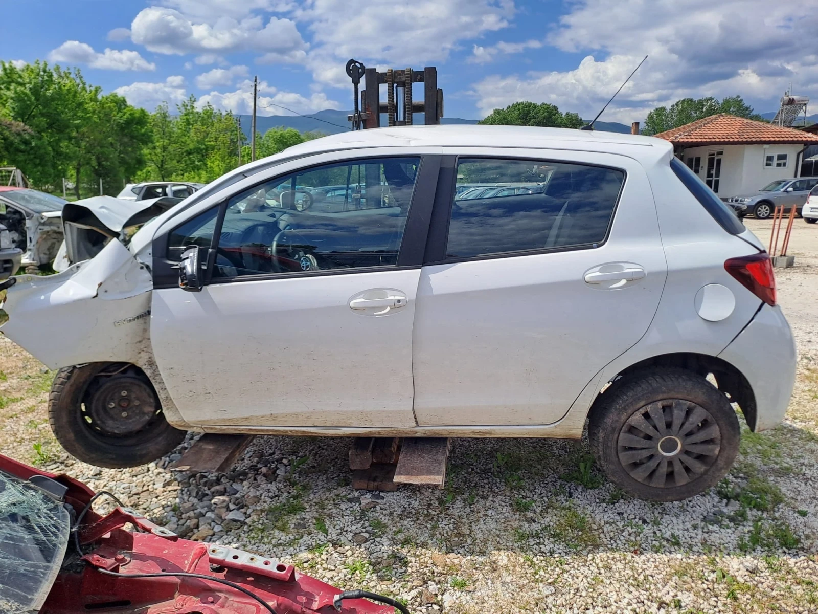 Toyota Yaris 1.5vvt-i HYBRID - изображение 2