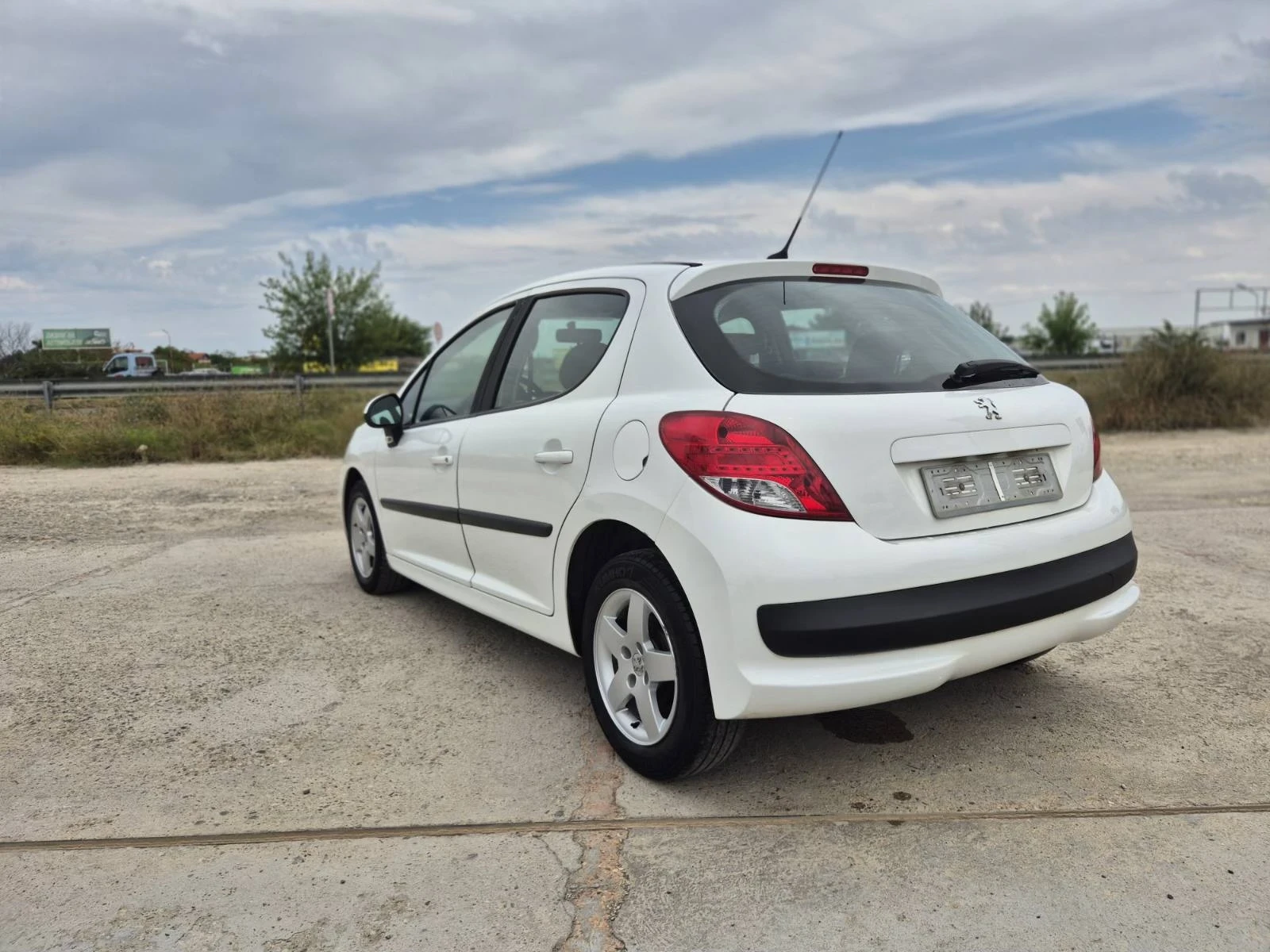 Peugeot 207 Бензин/Газ 1.4i - 75к.с. - изображение 5