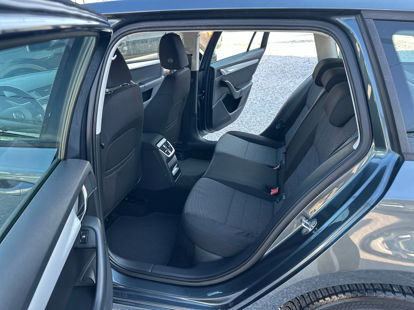 Skoda Octavia 1.6 TDI* NAVI*  | Mobile.bg — изображение 12