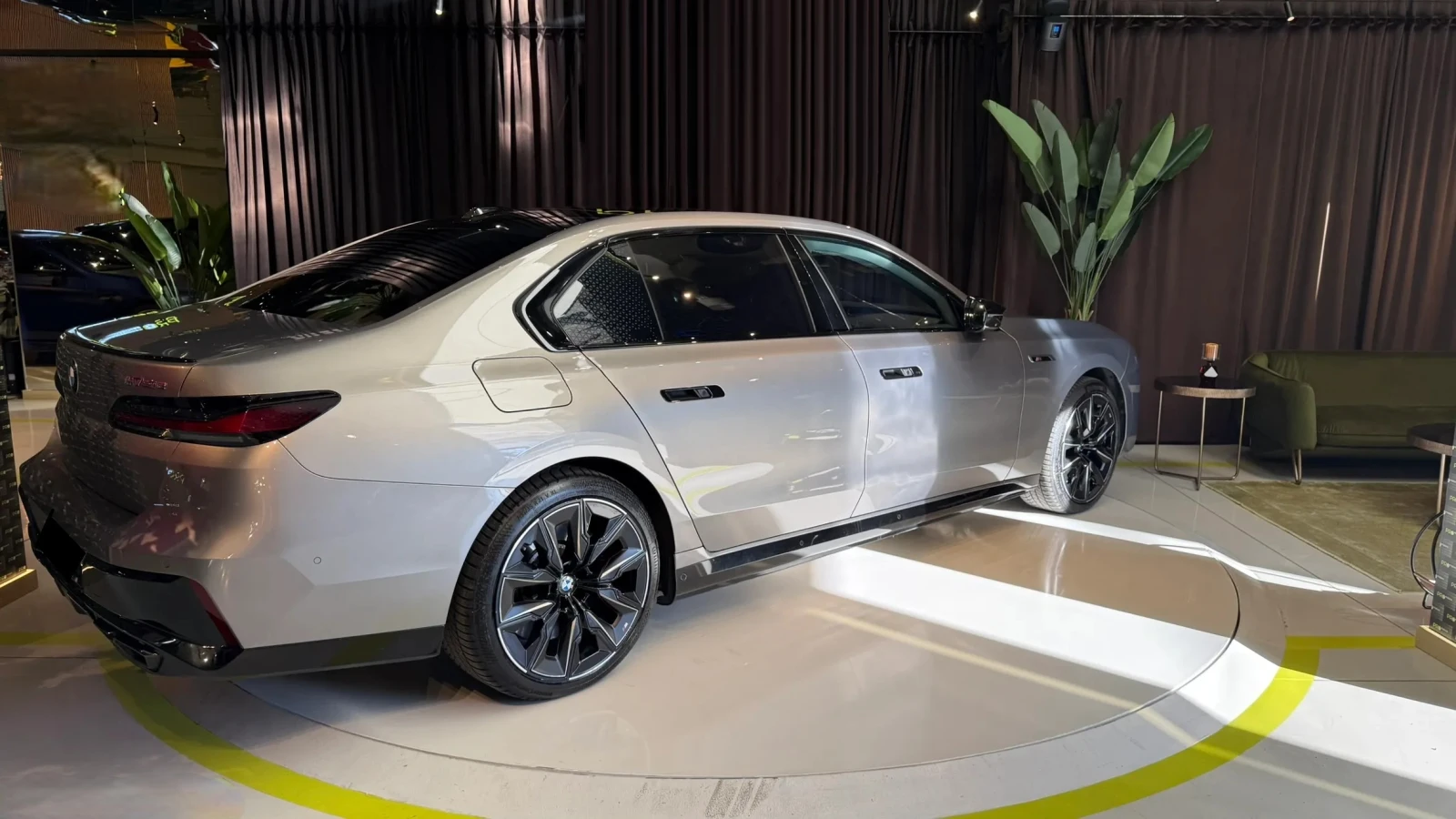 BMW 760 M-Sport xDrive, снимка 3 - Автомобили и джипове - 54120825