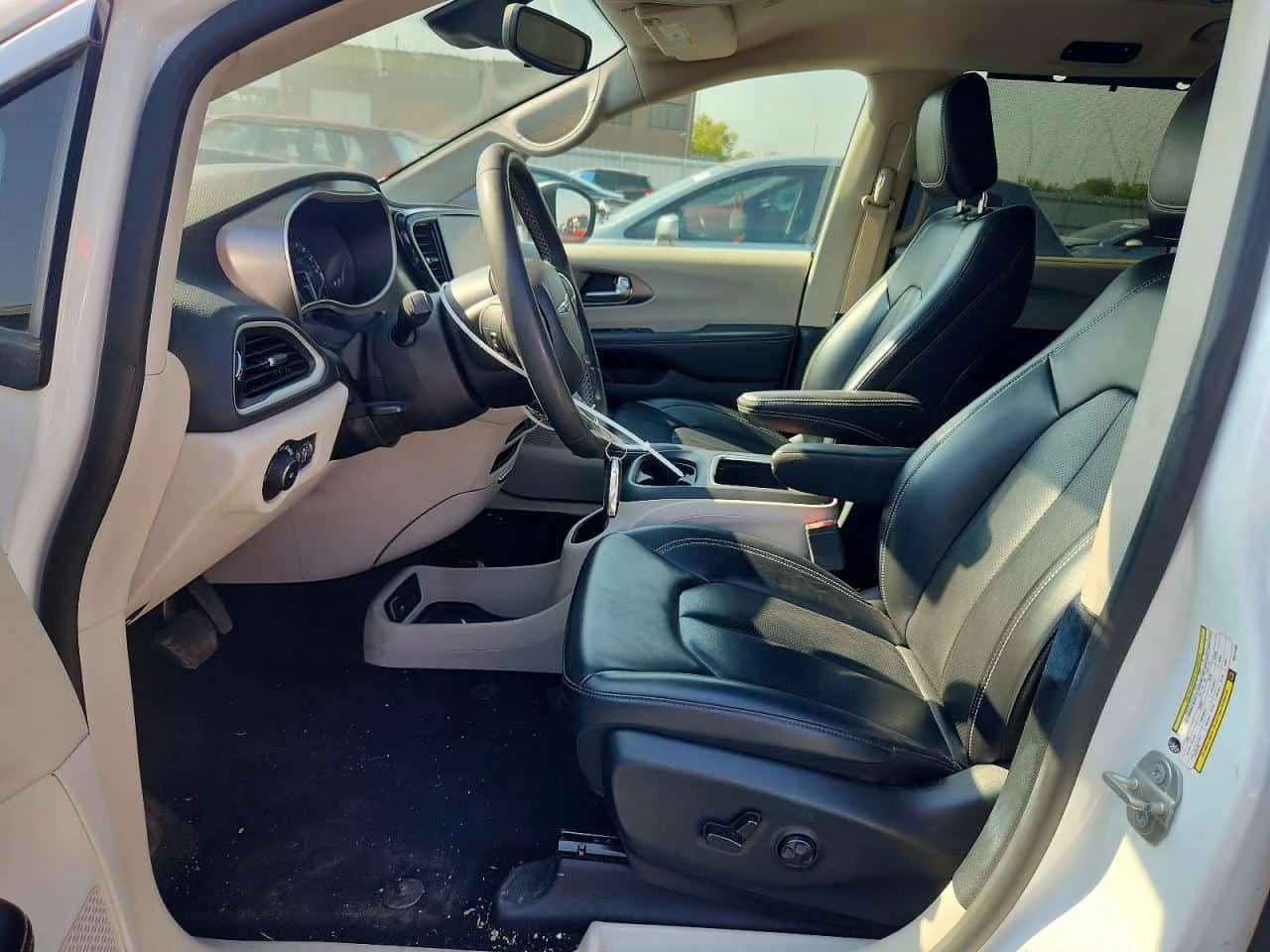 Chrysler Pacifica Touring L * CARFAX * ОПЦИЯ ЗА ФИНАНСИРАНЕ, снимка 7 - Автомобили и джипове - 56255903