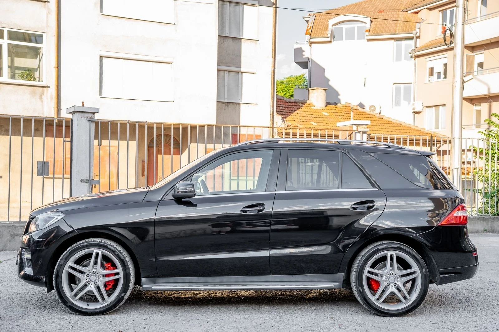Mercedes-Benz ML 350 BlueTEC-AMG-HARMAN/KARDON-AMBIENT-ПОДГРЕВ-КАМЕРА, снимка 4 - Автомобили и джипове - 55215382