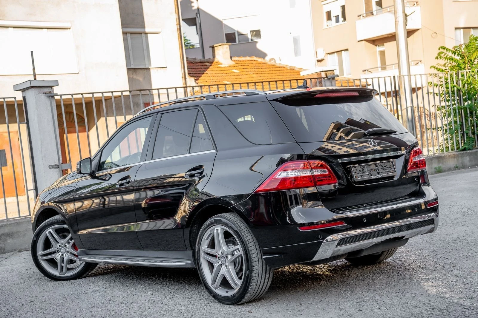 Mercedes-Benz ML 350 BlueTEC-AMG-HARMAN/KARDON-AMBIENT-ПОДГРЕВ-КАМЕРА, снимка 5 - Автомобили и джипове - 55215382