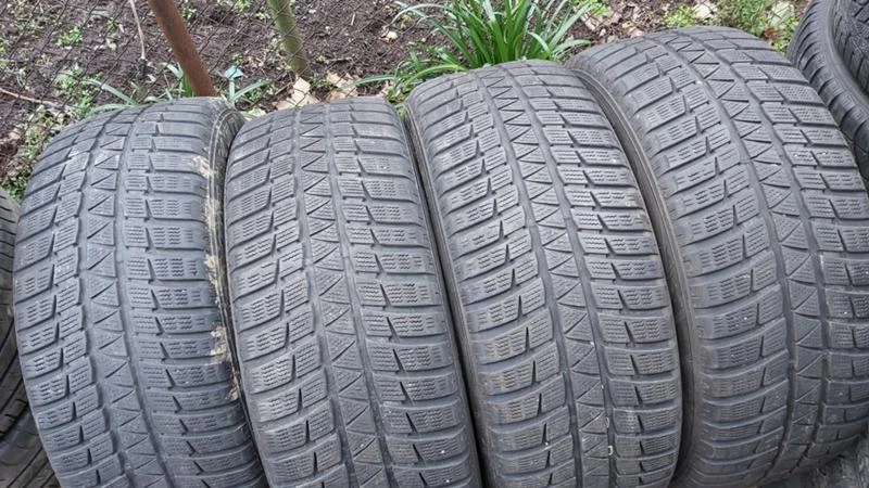 Гуми Зимни 235/55R17, снимка 2 - Гуми и джанти - 27967646