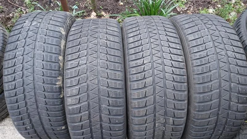 Гуми Зимни 235/55R17, снимка 1 - Гуми и джанти - 27967646