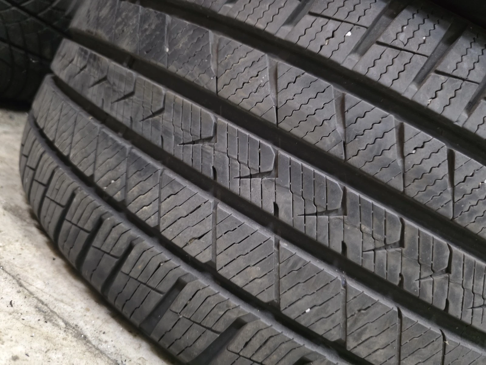 Гуми Всесезонни 245/45R18, снимка 4 - Гуми и джанти - 56724964
