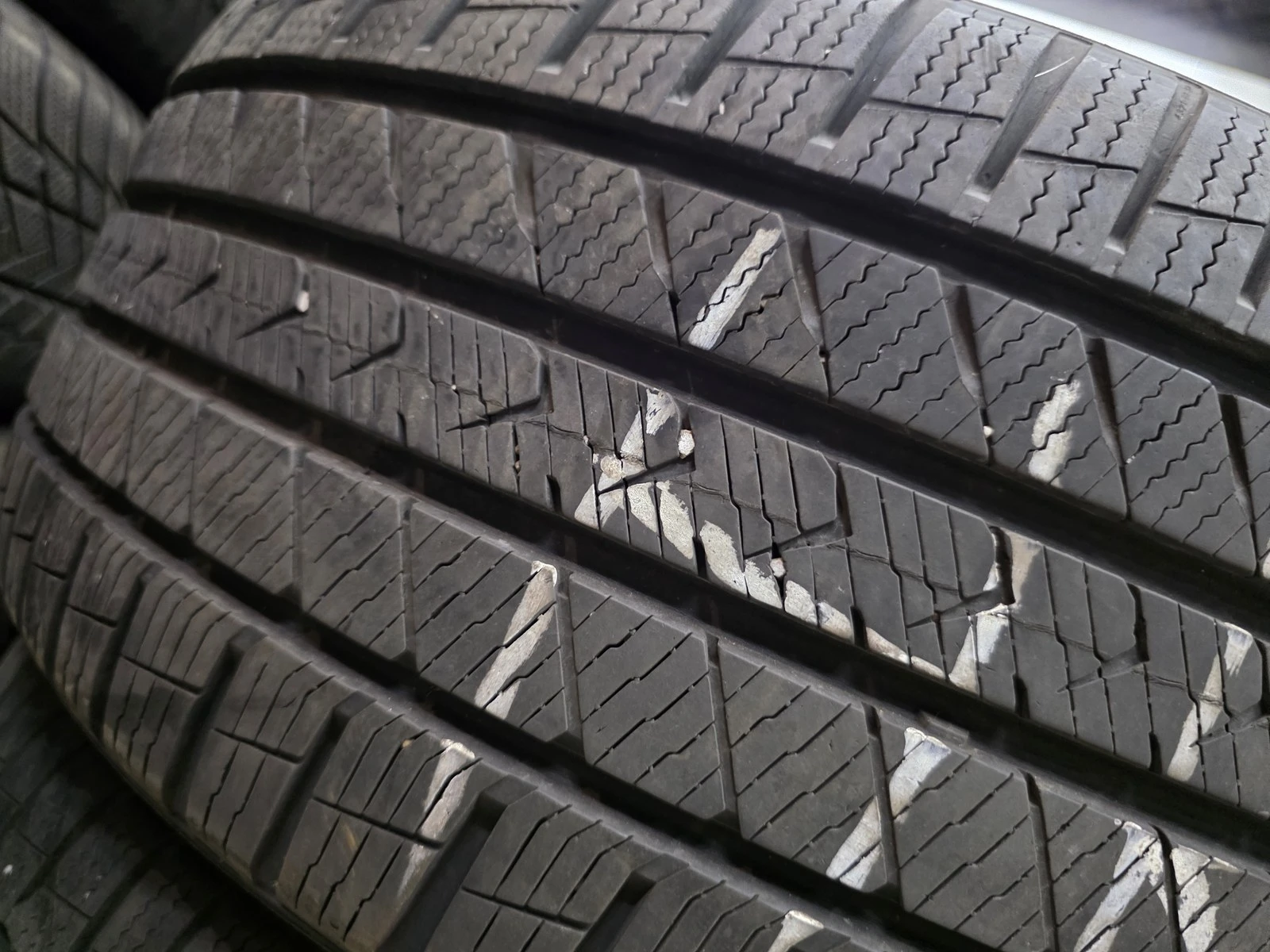 Гуми Всесезонни 245/45R18, снимка 3 - Гуми и джанти - 56724964