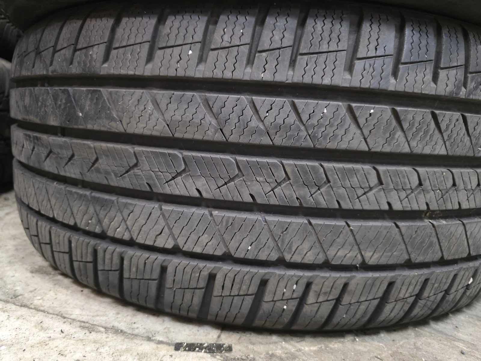 Гуми Всесезонни 245/45R18, снимка 2 - Гуми и джанти - 56724964