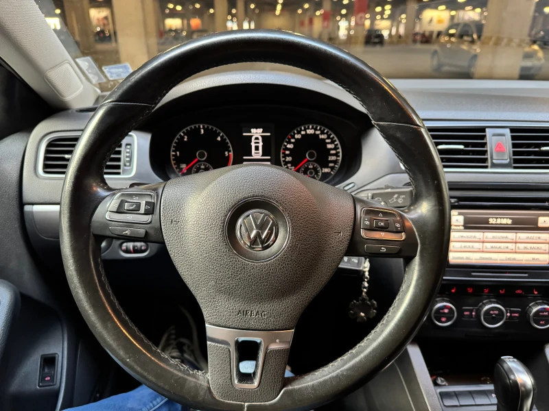 VW Jetta 1.6 TDI Highline DSG, снимка 9 - Автомобили и джипове - 52095671