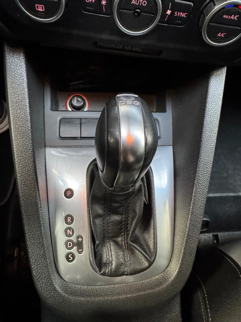 VW Jetta 1.6 TDI Highline DSG, снимка 8 - Автомобили и джипове - 52095671