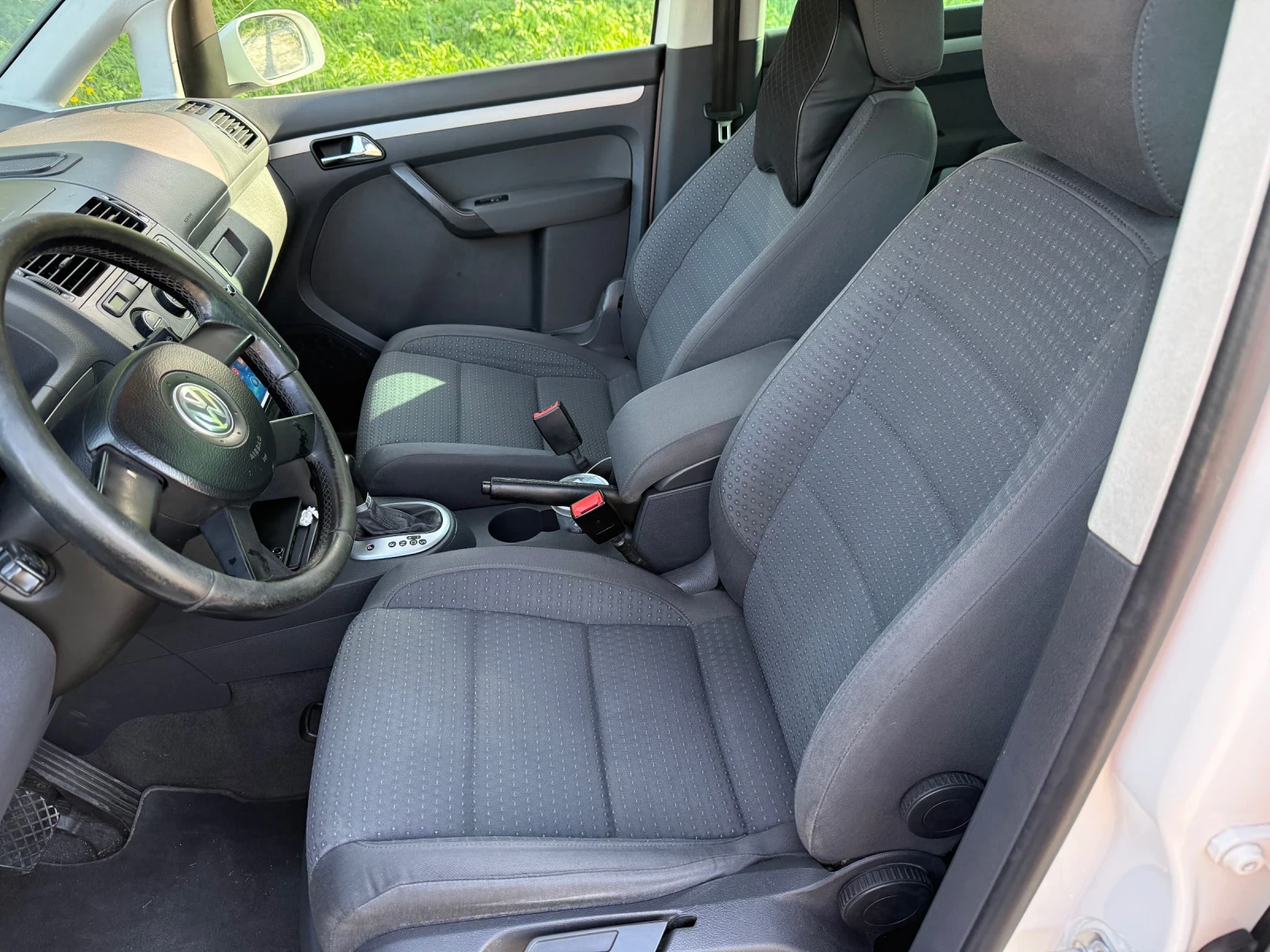 VW Touran 2.0 TDI, снимка 6 - Автомобили и джипове - 54568120