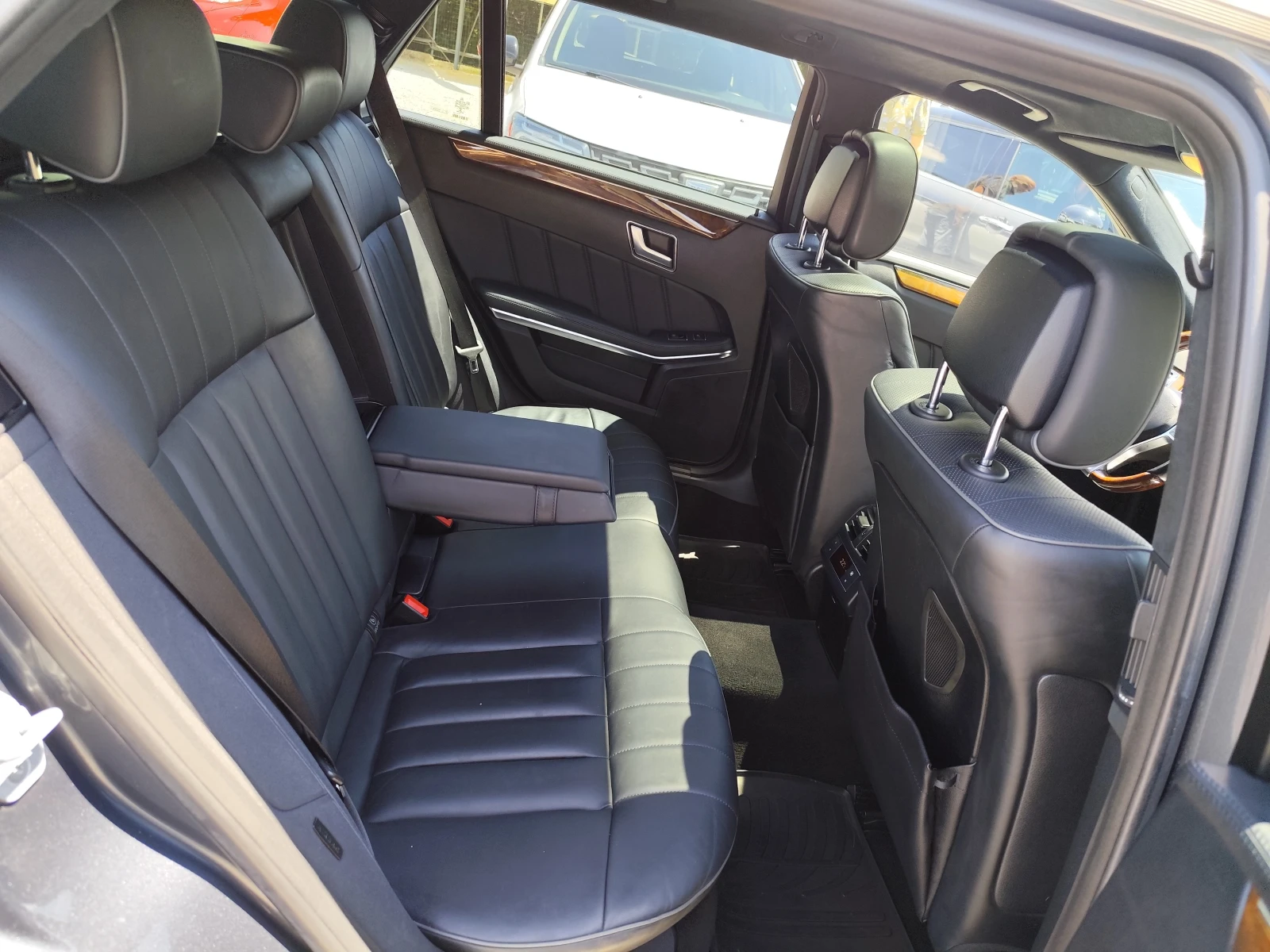 Mercedes-Benz E 300 BLUETEC 3.0D* АВТОМАТИК* LED* ШИБЕДАХ* EURO 6* , снимка 13 - Автомобили и джипове - 54943650