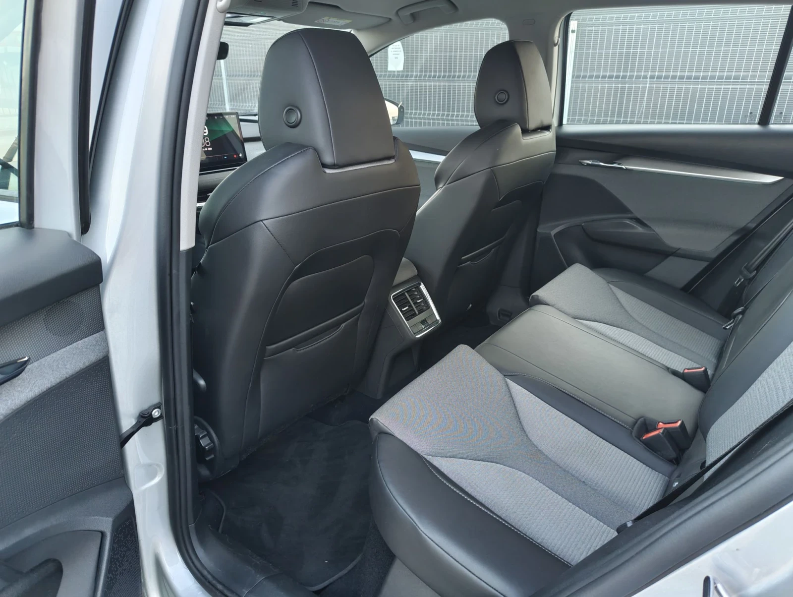 Skoda Enyaq 60 * ГАРАНЦИЯ* SOH 97%* ЛИЗИНГ , снимка 11 - Автомобили и джипове - 56024445