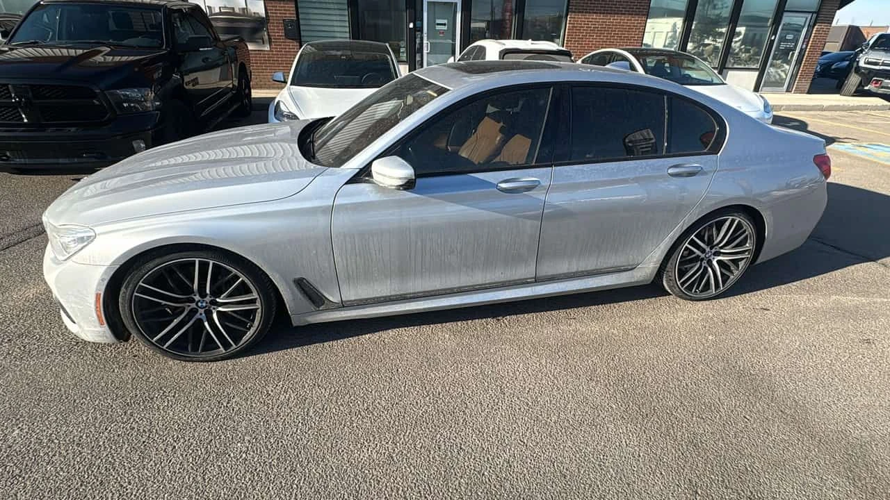 BMW 750 * xDrive * CARFAX * M PACK * МАСАЖИ * ОБДУХВАНЕ - изображение 2