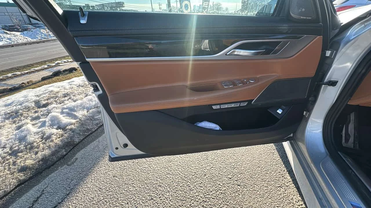 BMW 750 * xDrive * CARFAX * M PACK * МАСАЖИ * ОБДУХВАНЕ - изображение 10