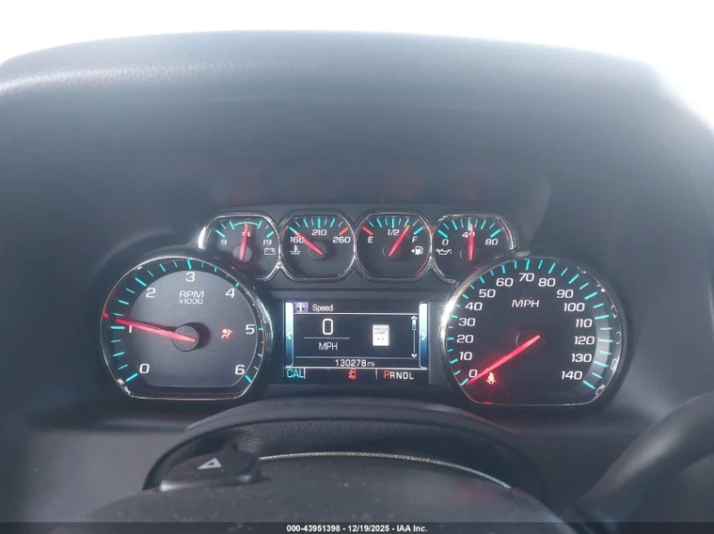 Chevrolet Suburban 5.3L V-8 DI, VVT, 355HP 4X2 Drive, снимка 13 - Автомобили и джипове - 53443313