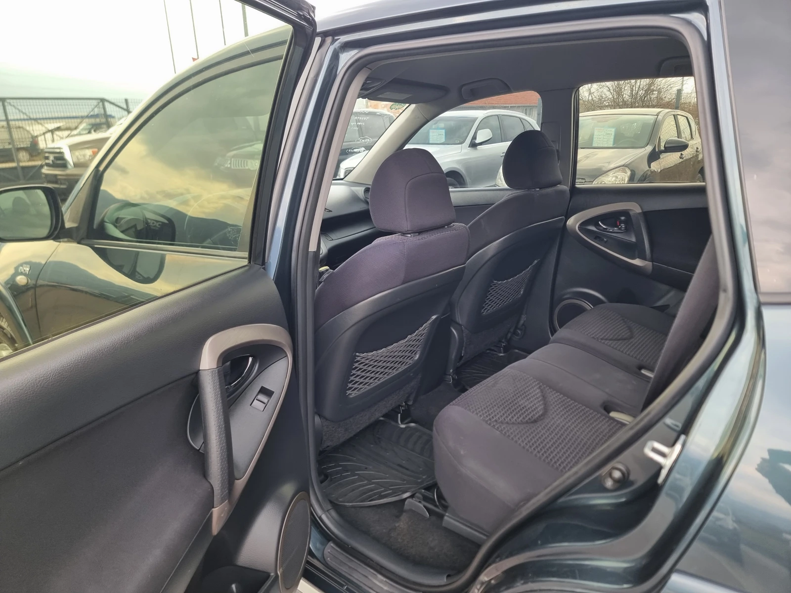 Toyota Rav4 2.2D4D, снимка 11 - Автомобили и джипове - 53960833