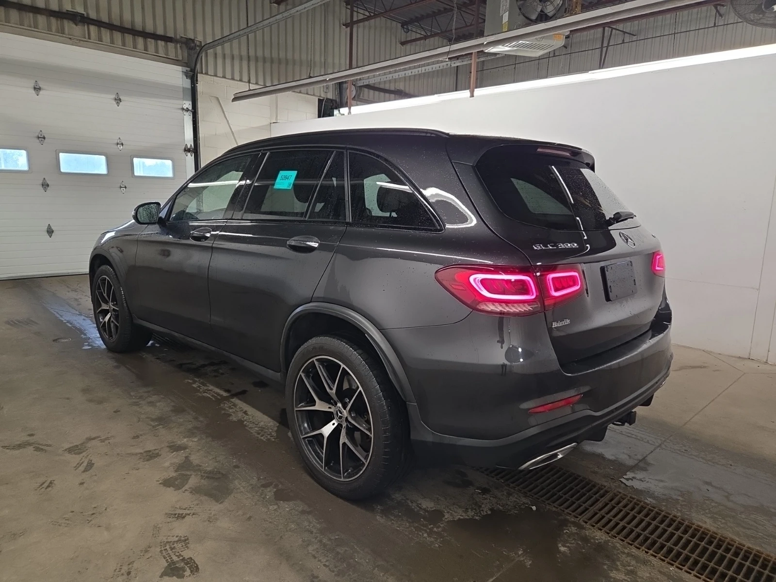 Mercedes-Benz GLC 300 AMG ПАКЕТ * ПАНОРАМА * БЕЗ ИНЦИДЕНТИ * CARFAX * , снимка 4 - Автомобили и джипове - 54804702