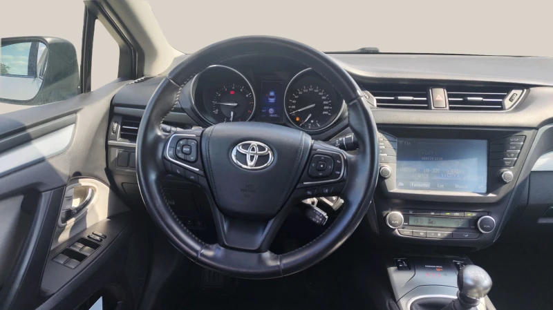 Toyota Avensis 1.6 i, снимка 8 - Автомобили и джипове - 48100601