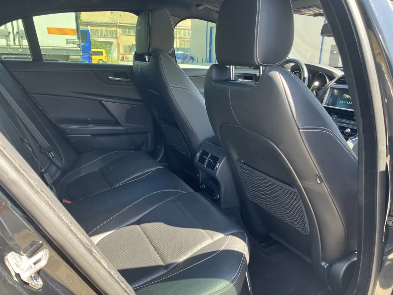 Jaguar XE  R SPORT 35 T AWD, снимка 10 - Автомобили и джипове - 52511330