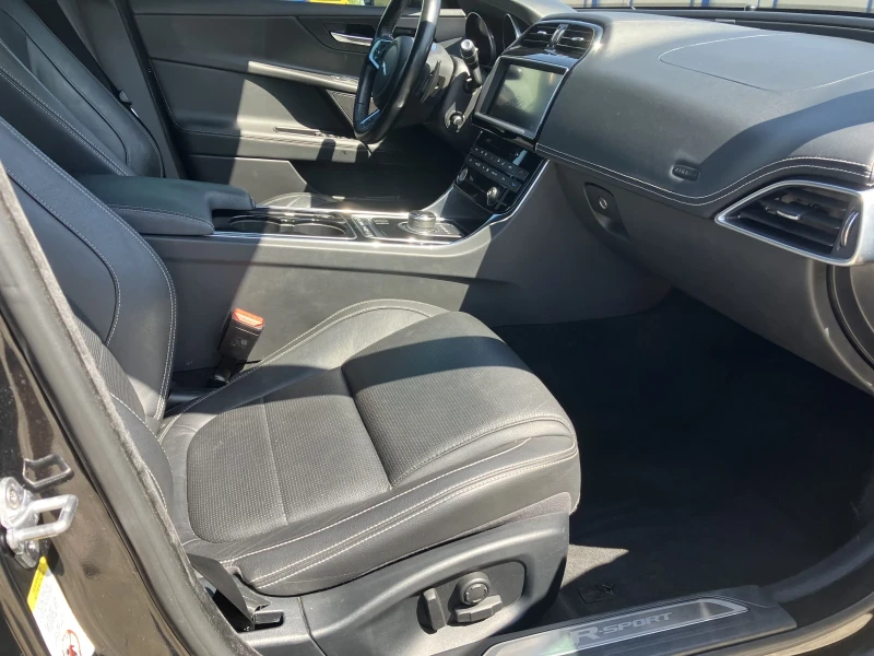 Jaguar XE  R SPORT 35 T AWD, снимка 9 - Автомобили и джипове - 52511330