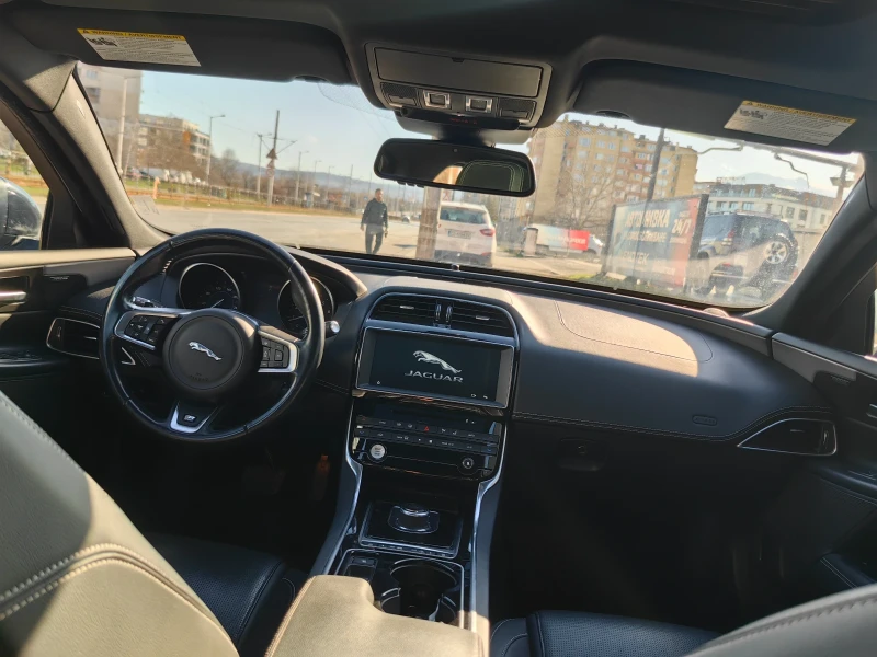 Jaguar XE  R SPORT 35 T AWD, снимка 7 - Автомобили и джипове - 52511330