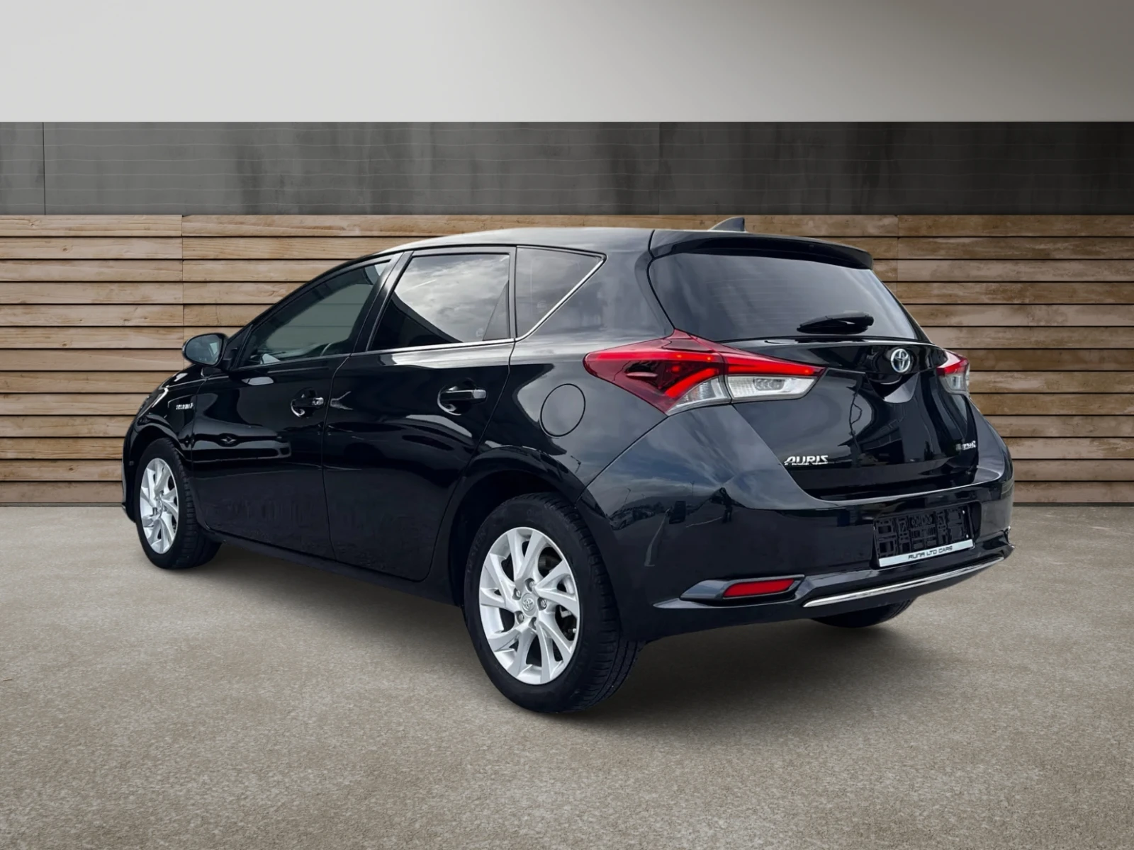 Toyota Auris 1.8Hybrid Business КАТО НОВ - изображение 6