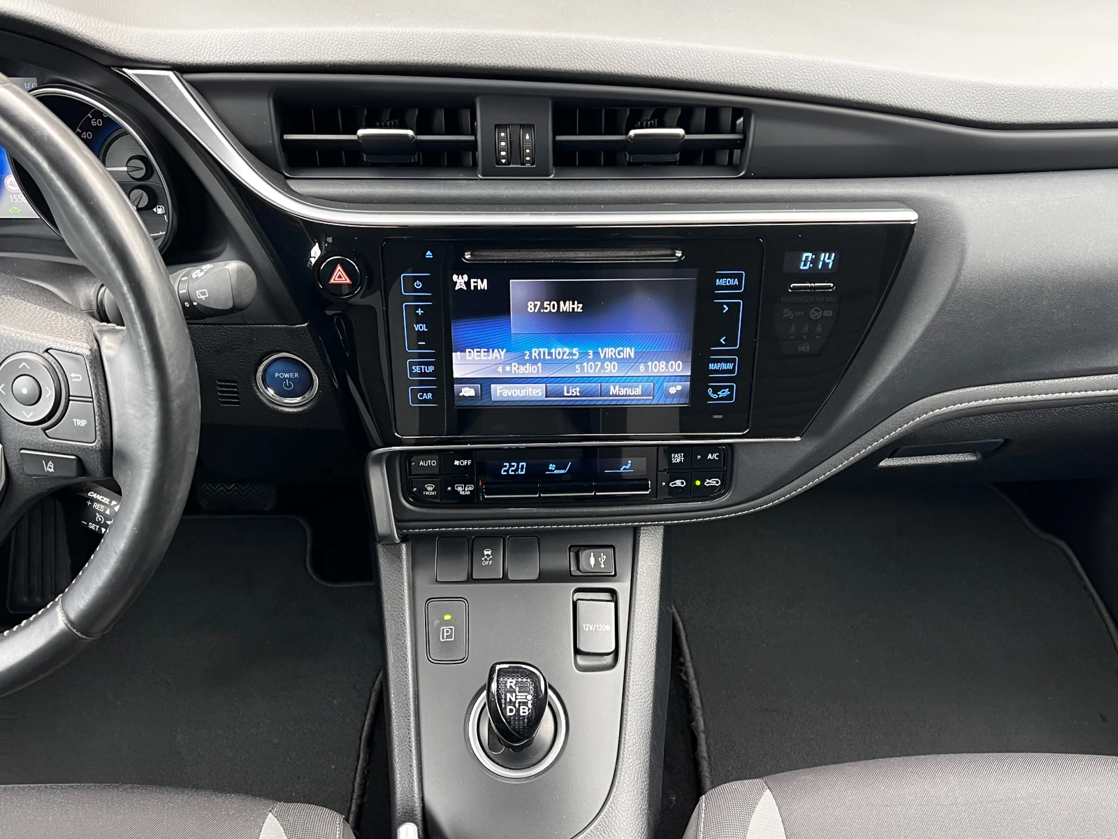 Toyota Auris 1.8Hybrid Business КАТО НОВ - изображение 9