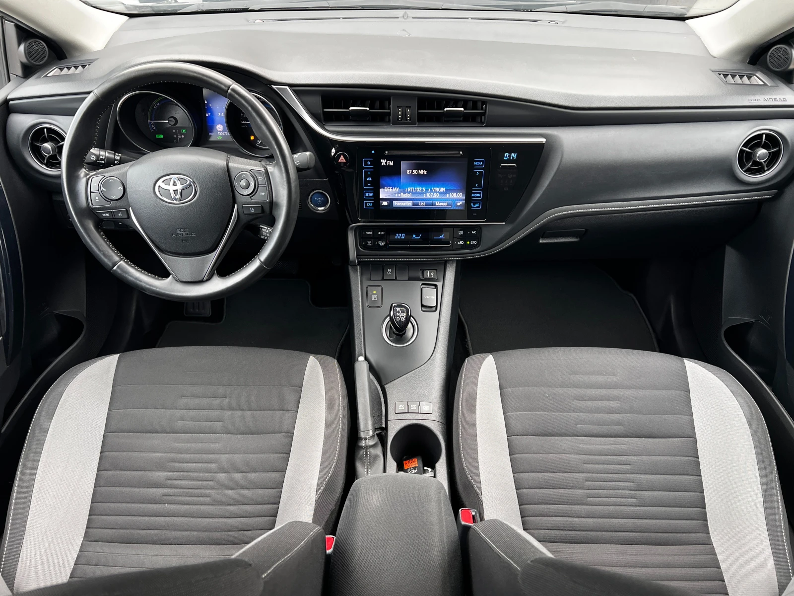 Toyota Auris 1.8Hybrid Business КАТО НОВ - изображение 7