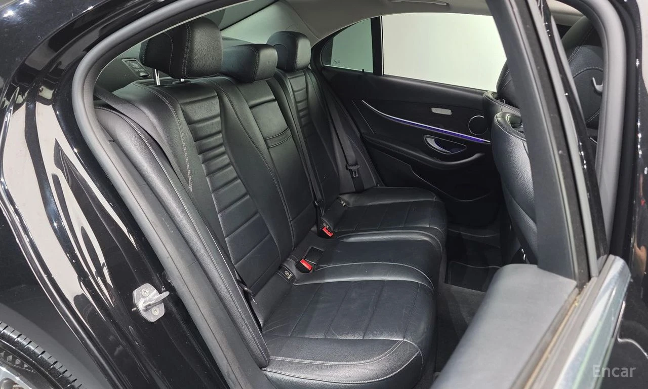Mercedes-Benz E 300 4MATIC Avantgarde* DIGITAL* 360 CAM* SUNROOF* , снимка 15 - Автомобили и джипове - 54555192
