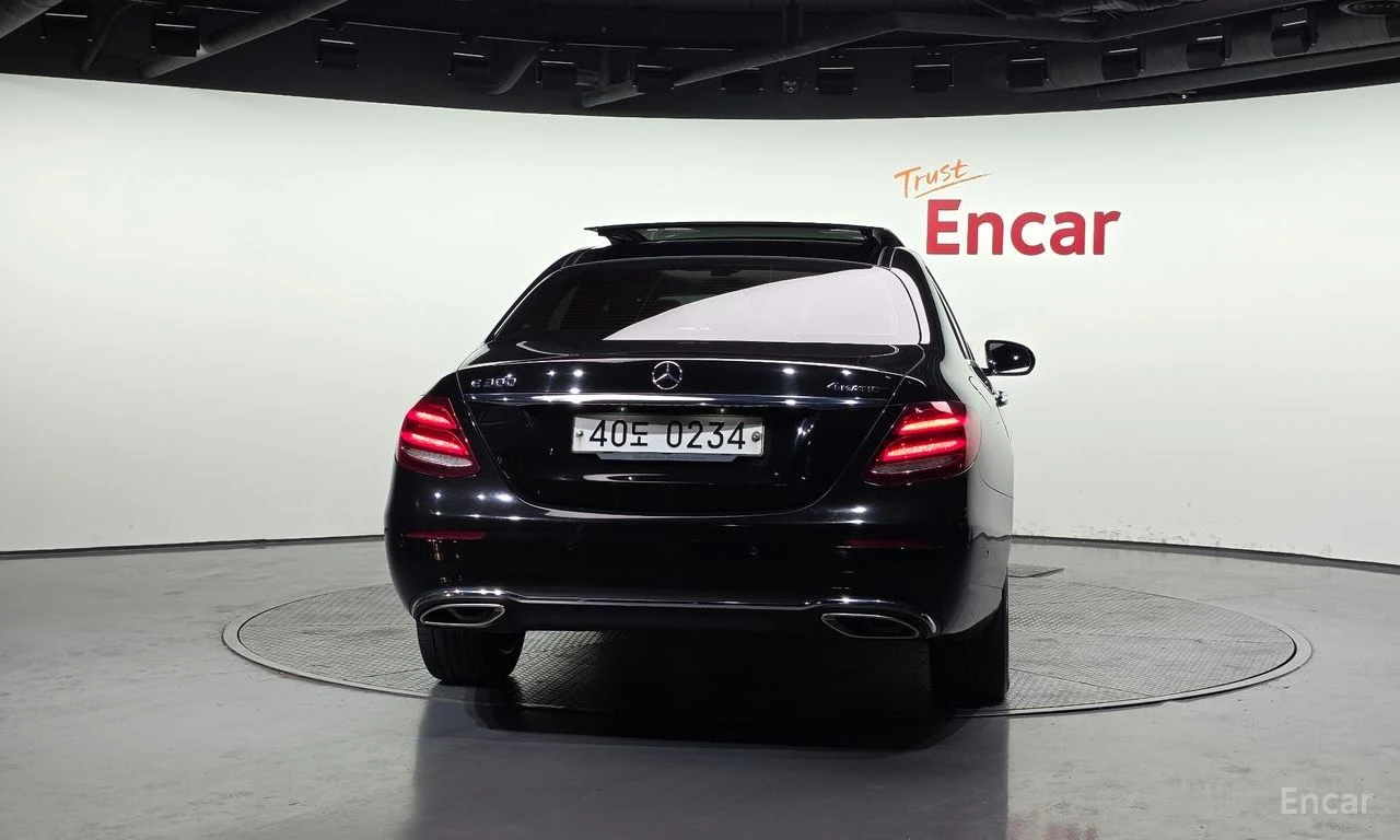 Mercedes-Benz E 300 4MATIC Avantgarde* DIGITAL* 360 CAM* SUNROOF* , снимка 4 - Автомобили и джипове - 54555192