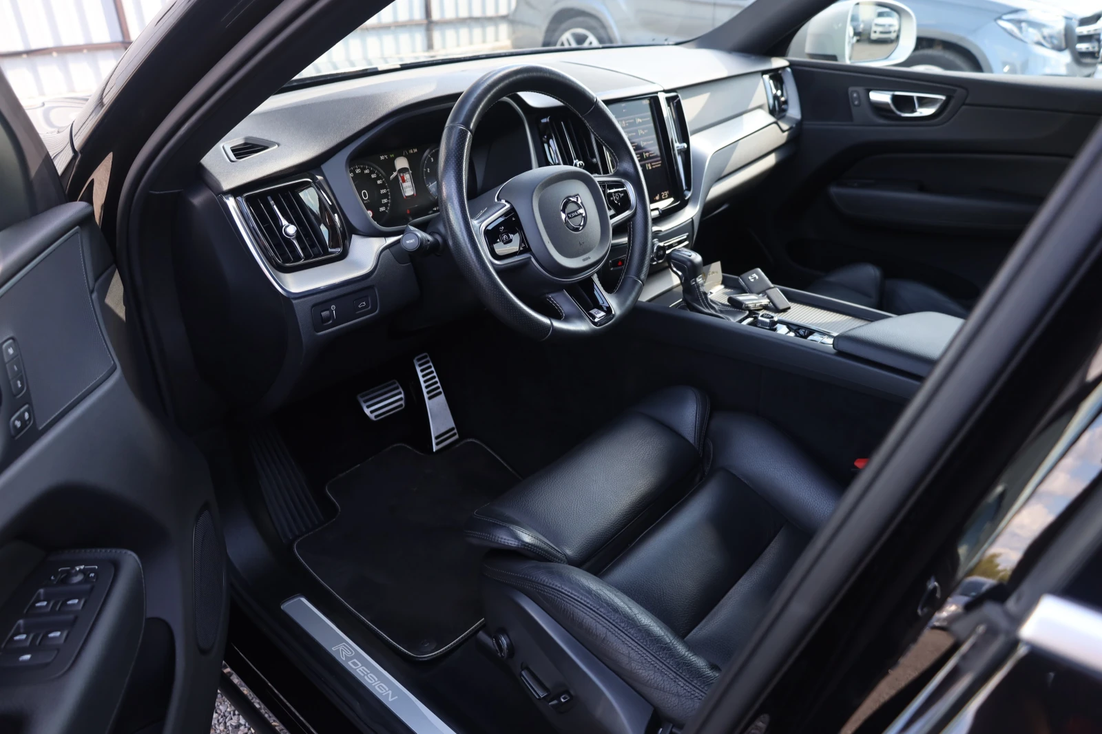 Volvo XC60 T6 AWD R-Design AIR KeyGO Memory Distr KAM Lane , снимка 10 - Автомобили и джипове - 53735433