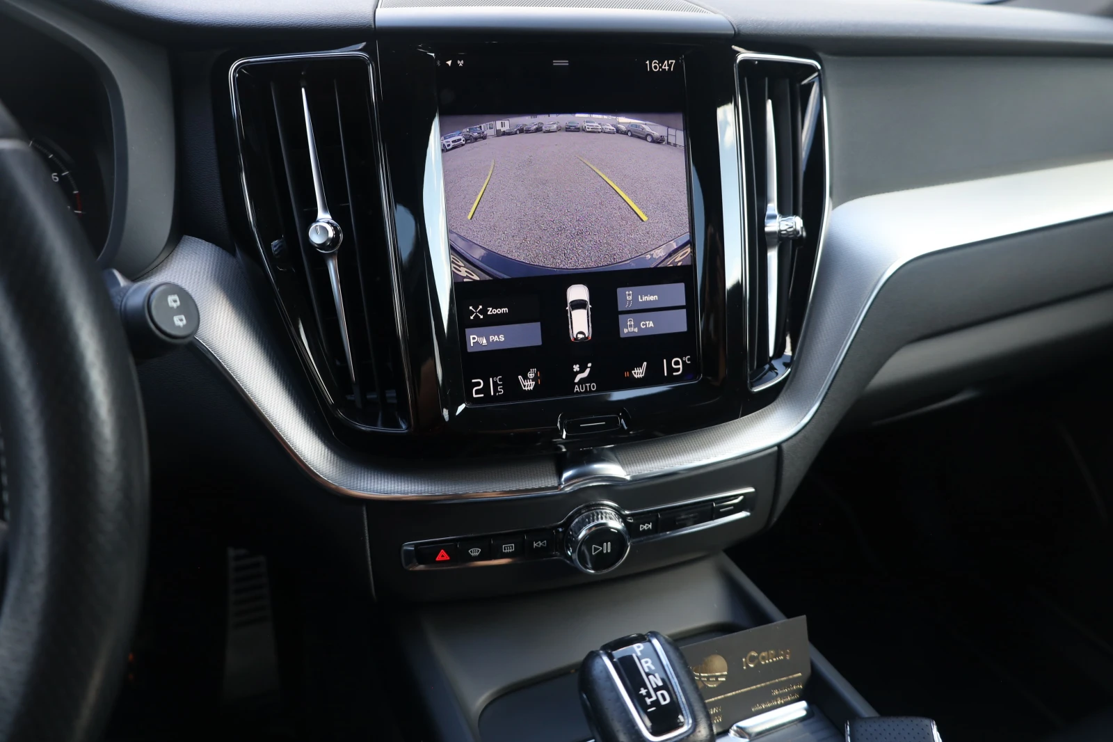 Volvo XC60 T6 AWD R-Design AIR KeyGO Memory Distr KAM Lane , снимка 12 - Автомобили и джипове - 53735433