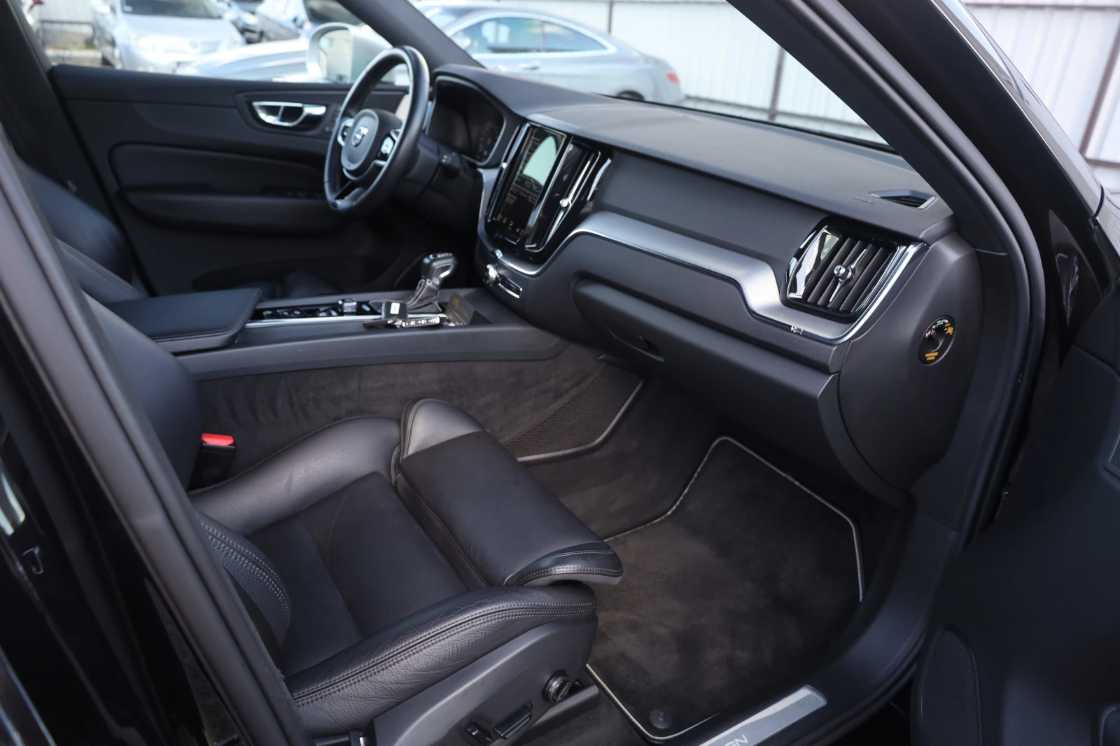 Volvo XC60 T6 AWD R-Design AIR KeyGO Memory Distr KAM Lane , снимка 7 - Автомобили и джипове - 53735433